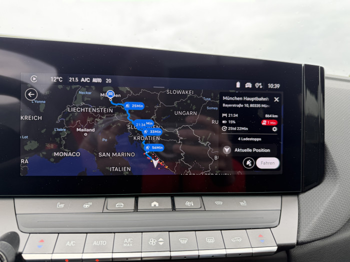 Vier Ladestopps für die 864 km von Split nach München. Die Infos der einzelnen Ladestationen bekommen auf dem Bildschirm nur wenig Raum. (Bild: Dirk Kunde)